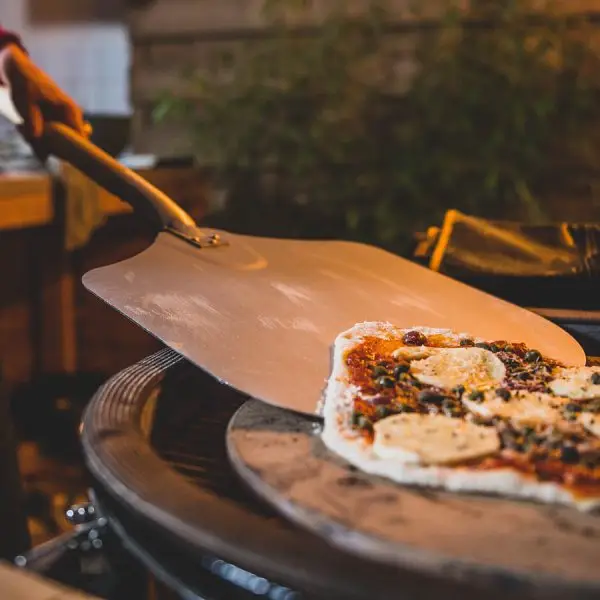 YAKINIKU Pizzaschep sfeer foto met een lekker stukje zelf gemaakte pizza