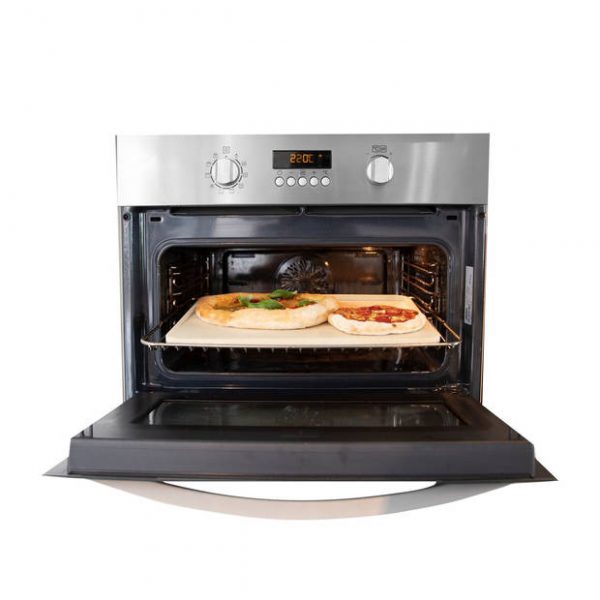 Boska Pizzasteen Deluxe Rechthoek met pizza in een oven